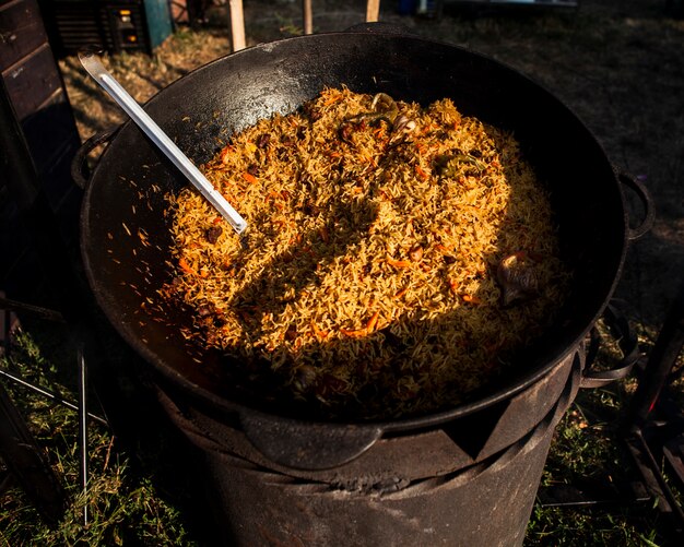 Caldero de alta vista con arroz salvaje