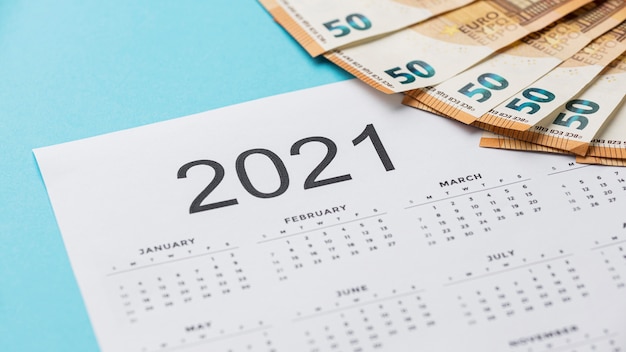 Foto gratuita calendario 2021 con arreglo de billetes