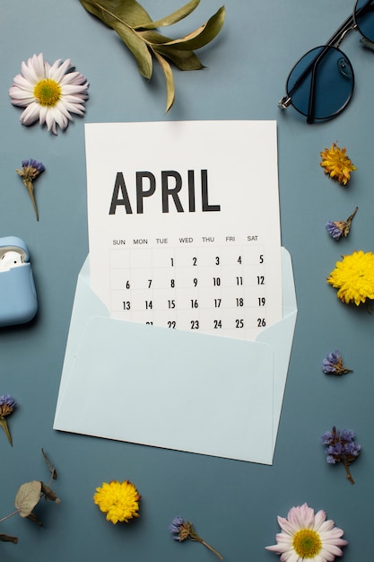 Foto gratuita calendario de abril laico plano y flores.