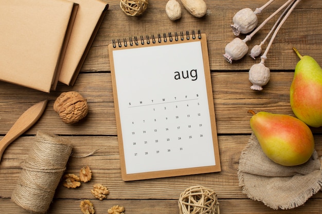 Foto gratuita calendario de agosto y frutas planas.