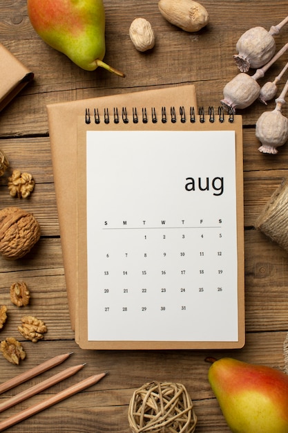 Calendario de agosto y vista superior de frutas