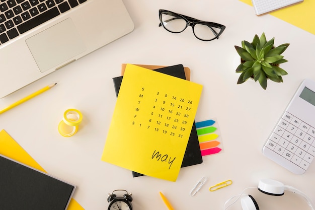 Foto gratuita calendario amarillo de escritorio de vista superior