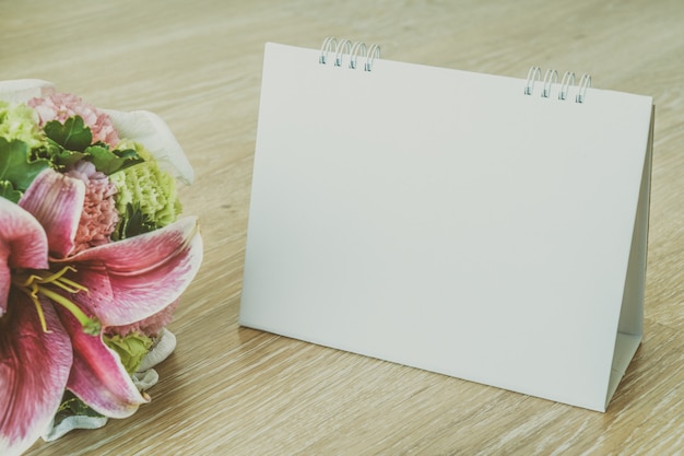 Foto gratuita calendario en blanco sobre fondo de madera