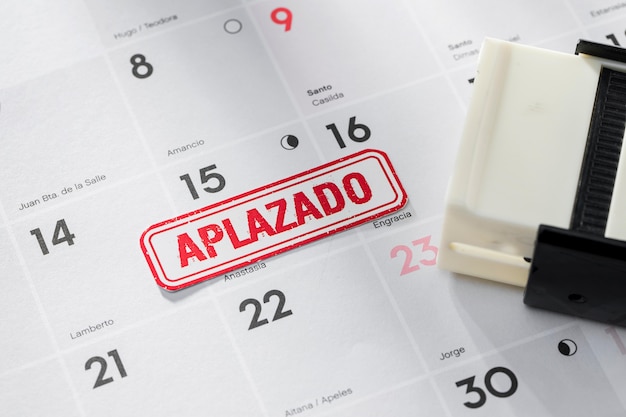 Calendario con concepto de fecha pospuesta