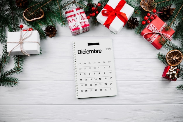 Foto gratuita calendario de diciembre de vista superior con regalos