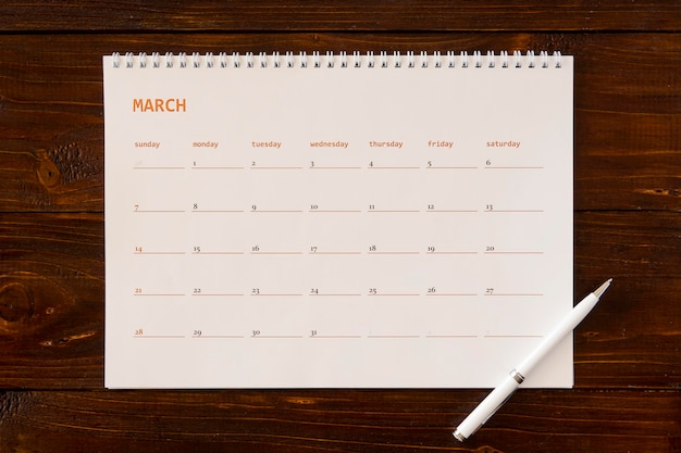 Calendario de escritorio plano laico en mesa de madera