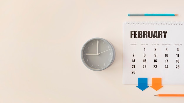 Calendario de febrero de escritorio de vista superior y reloj