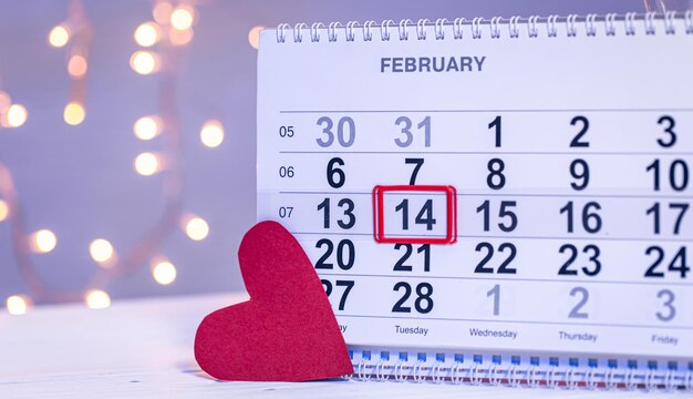 Calendario con la fecha 14 de febrero un fondo festivo para el Día de San Valentín