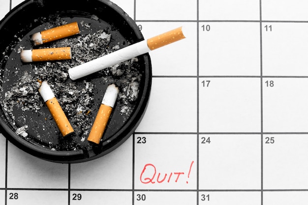 Calendario con fecha para dejar de fumar cigarrillos Foto Premium 