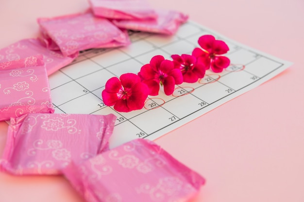 Calendario con flores y compresas