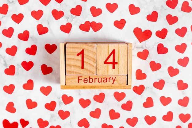 Foto gratuita calendario de madera con 14 de febrero.