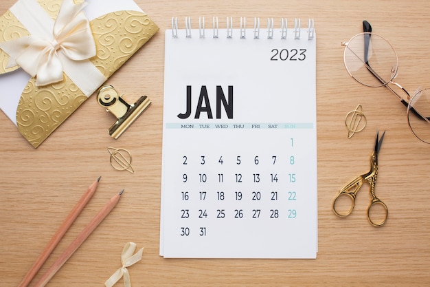 Foto gratuita calendario de mesa con textos en inglés