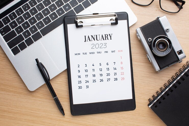 Foto gratuito calendario de mesa con textos en inglés