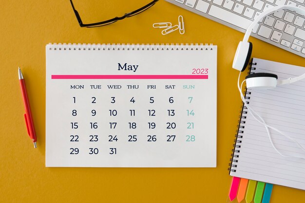 Calendario de mesa con textos en inglés