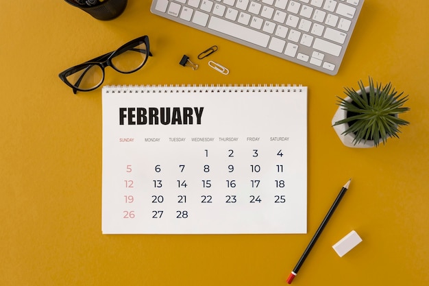 Foto gratuita calendario de mesa con textos en inglés