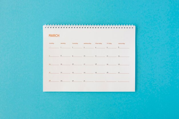 Calendario minimalista de papelería de vista superior.