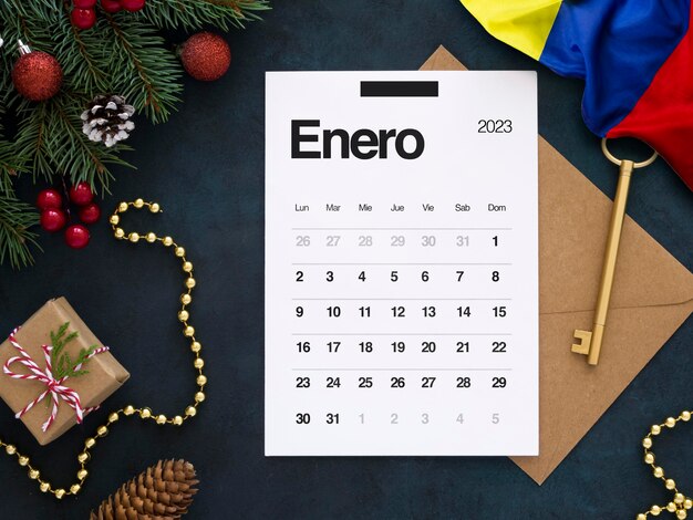 Calendario navideño y arreglo de decoraciones.