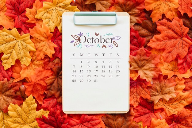 Calendario de octubre en hojas de otoño