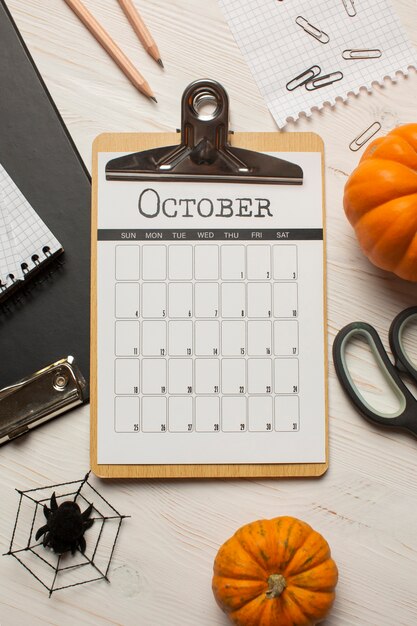 Calendario de octubre y vista superior de calabazas