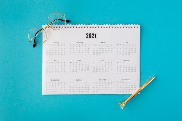 Foto gratuita calendario de papelería de vista superior con gafas de lectura