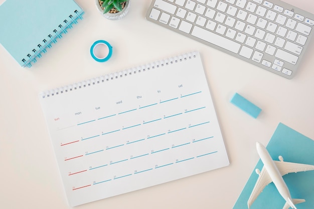 Calendario planificador plano con accesorios azules