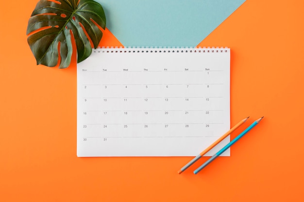 Calendario planificador plano laico con hoja de monstera