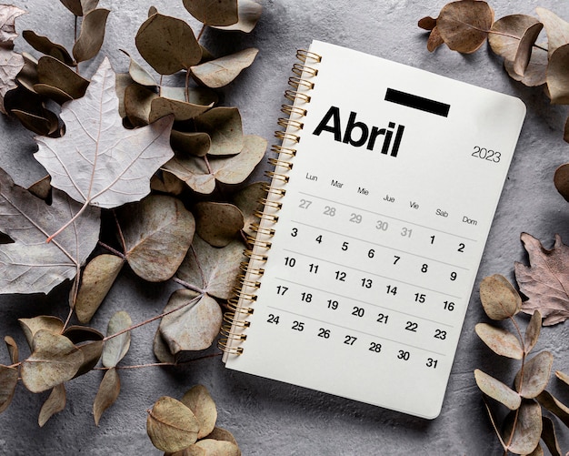 Foto gratuita calendario plano de abril de 2023 con hojas