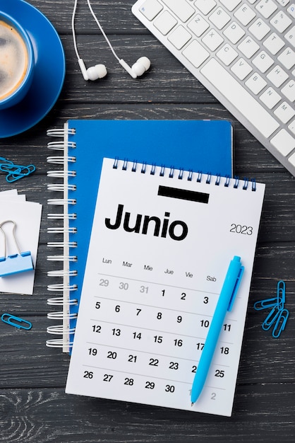 Calendario plano de junio de 2023 con teclado