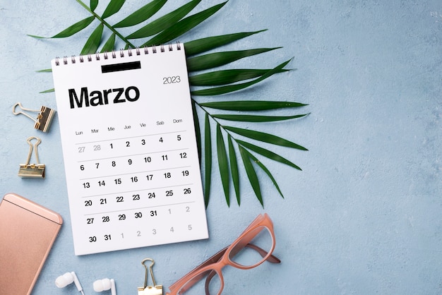 Calendario plano de marzo de 2023 con hojas