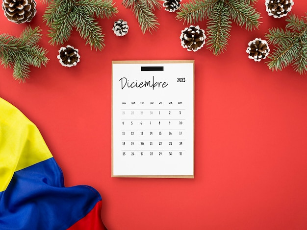 Foto gratuita calendario de vista superior y arreglo de ramas.