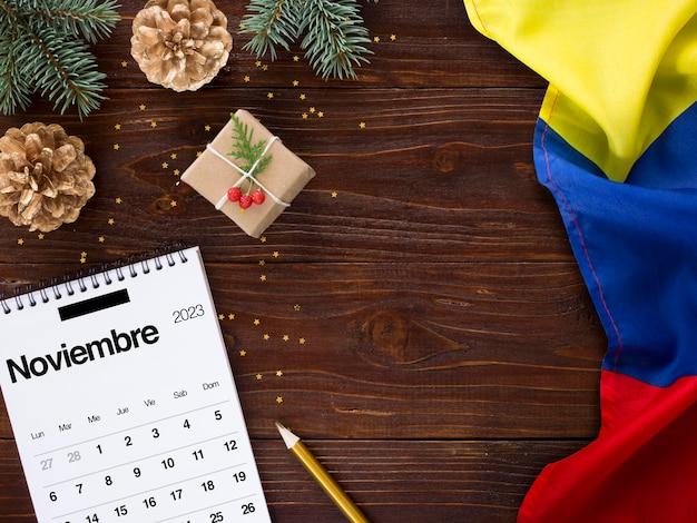 Foto gratuita calendario de vista superior y arreglo de regalos.