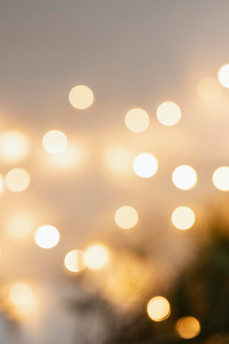 Foto gratuito la cálida luz bokeh de navidad borrosa