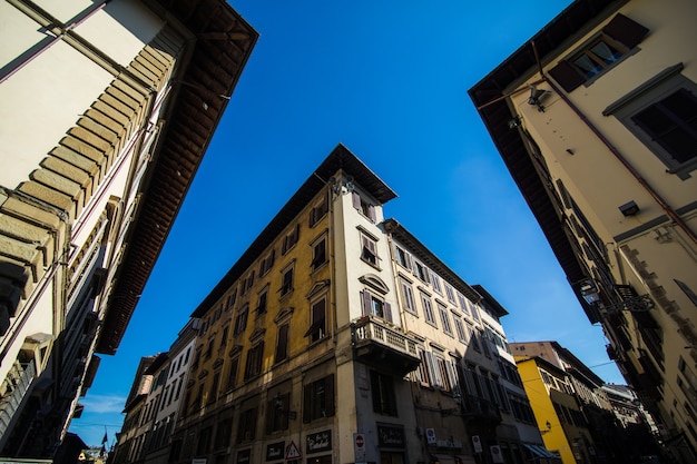Calle angosta en Florencia, Toscana, Italia. Arquitectura y señal de Florencia. Acogedor paisaje urbano de Florencia