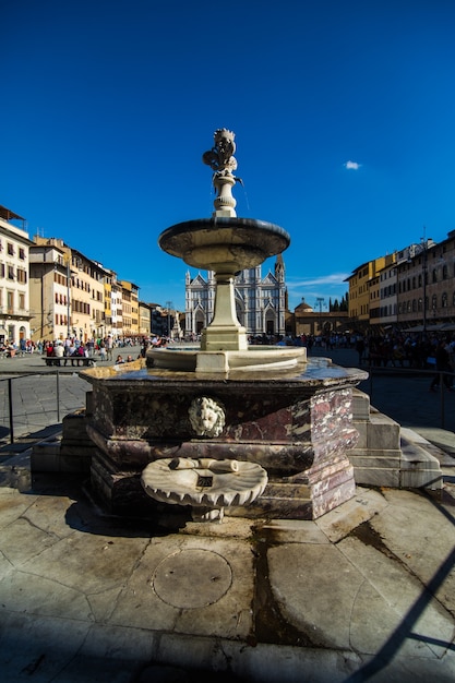 Calle angosta en Florencia, Toscana, Italia. Arquitectura y señal de Florencia. Acogedor paisaje urbano de Florencia