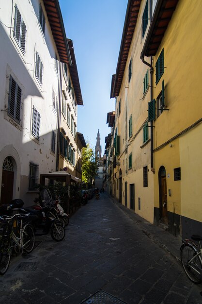 Calle angosta en Florencia, Toscana, Italia. Arquitectura y señal de Florencia. Acogedor paisaje urbano de Florencia