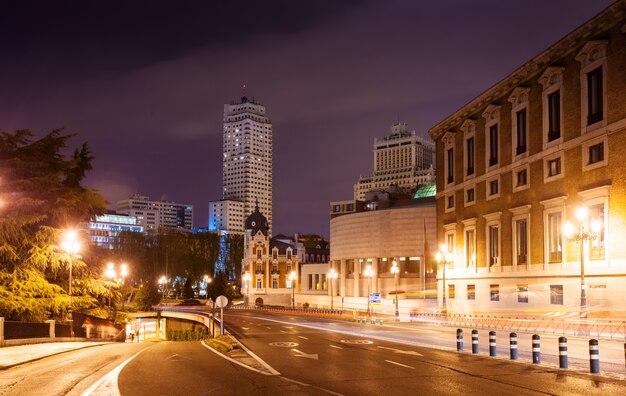 Calle Bailen y Plaza de España en la noche