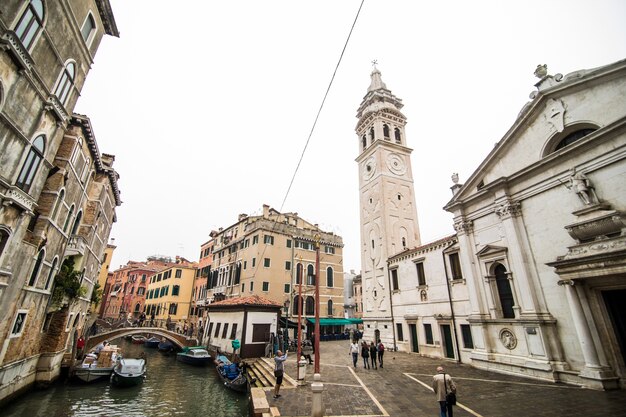 Calle del canal tradicional con góndola en la ciudad de Venecia, Italia