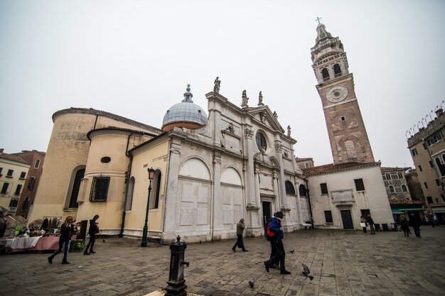 Calle del canal tradicional con góndola en la ciudad de Venecia, Italia