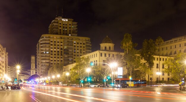 Calle de la ciudad en la noche. Valencia, España