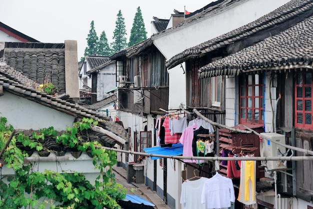 Calle de la ciudad de Shanghai Zhujiajiao con edificios históricos