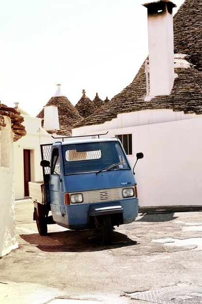 Calle con un coche pequeño azul