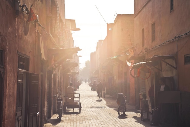 calle de día en marrakech, marocco