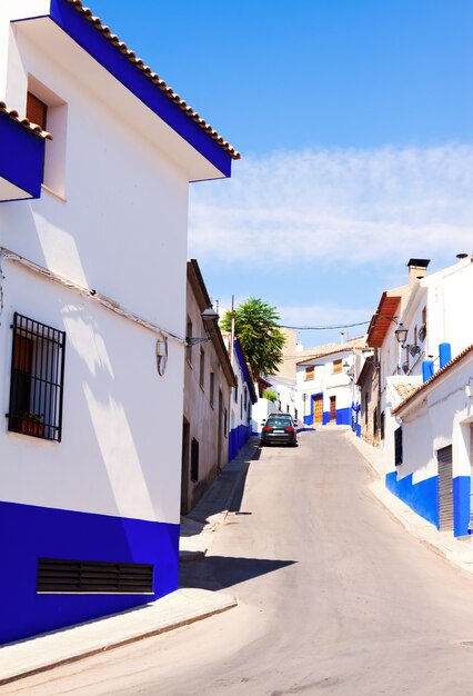 Calle estrecha en el casco antiguo. La Mancha