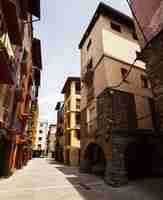 Foto gratuita calle estrecha en la ciudad catalana medieval en los pirineos