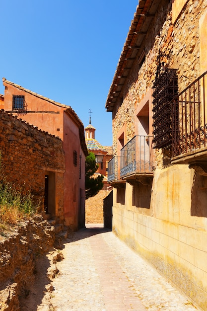 Calle estrecha de la ciudad vieja en verano