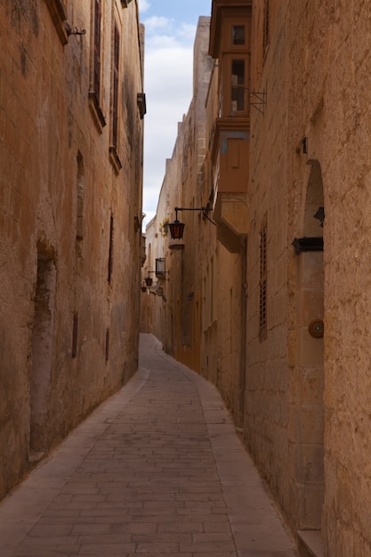 Calle estrecha de la ciudad