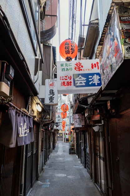 Calle estrecha de japón con letrero