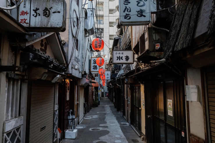 Foto gratuito calle estrecha de japón con linternas durante el día.