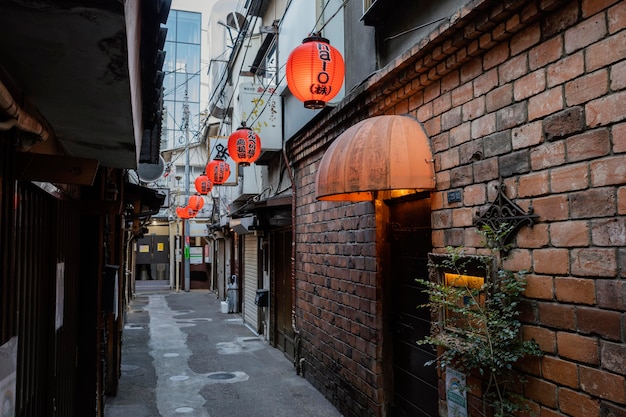 Calle estrecha de Japón con linternas