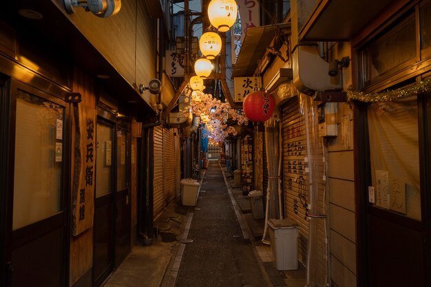 Calle estrecha vacía con luces